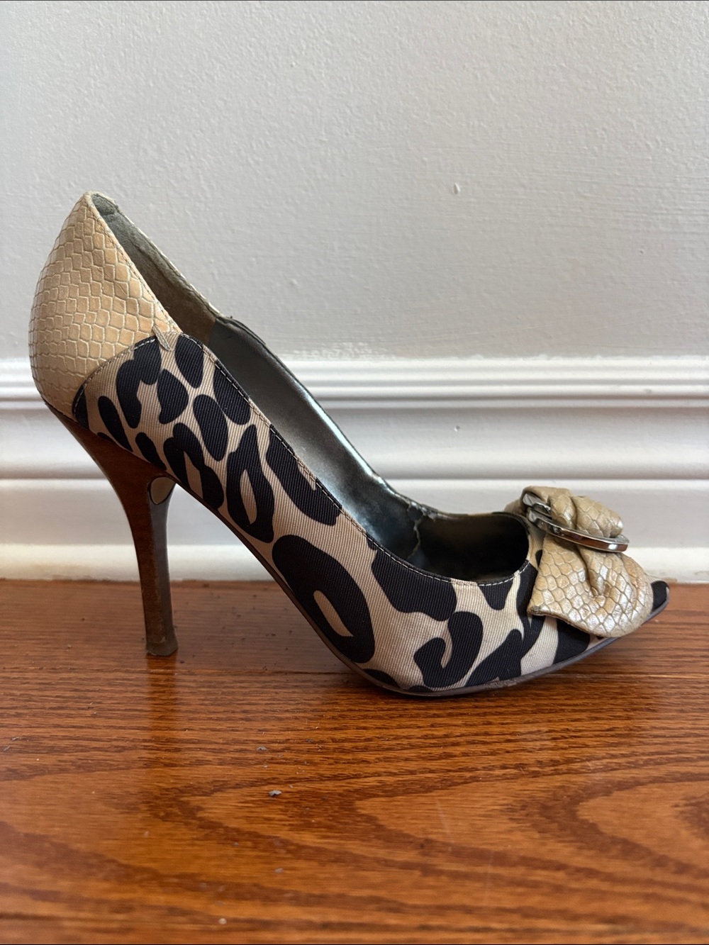 ❣️Vintage Guess Animal Print Black & Cream Peep-Toe Heels with Textured Buckle
